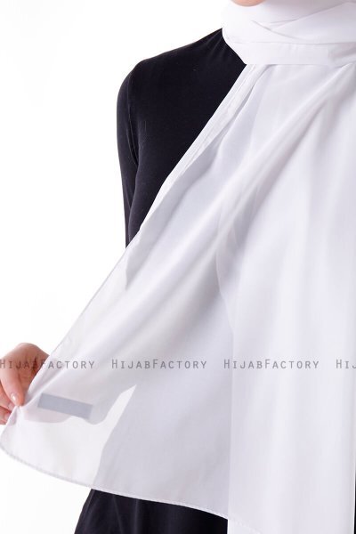 Hadise - White Chiffon Hijab